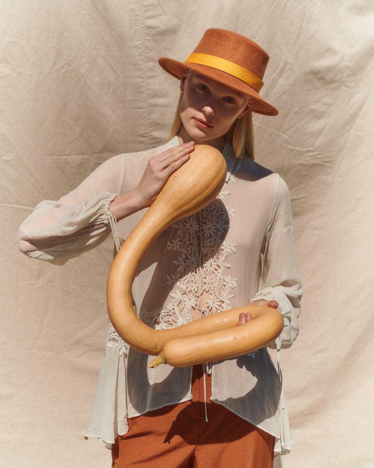 Mujer blanca luciendo Sombrero Oslo en paño de lana color terracota - Zahati
